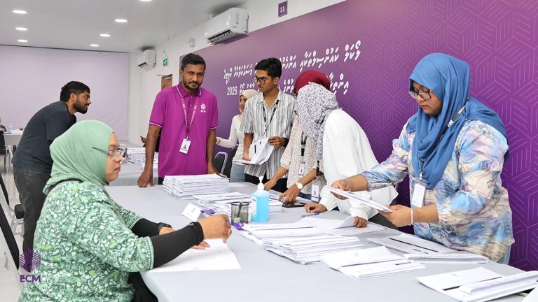 ވޯޓާސް ރަޖިސްޓަރީގައި ކެންޑިޑޭޓުން ސޮއިކުރަން ފަށައިފި