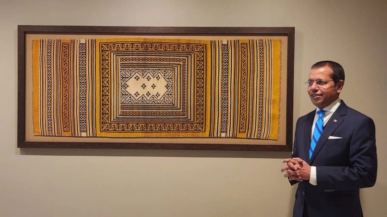 އދ. ގެ މައި މަރުކަޒުގައި ދިވެހި ތުނޑުކުނާ އަޅައިފި