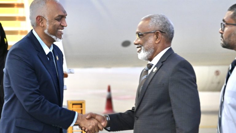 އުމްރާގެ އަޅުކަމަށްފަހު ރައީސް މުއިއްޒު ރާއްޖެ ވަޑައިގެންފި ރައީސް މުއިއްޒު އަދި މަޖިލީހުގެ ރައީސް އަބްދުއްރަހީމް