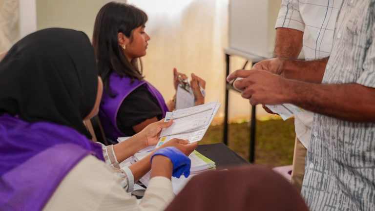 ލޯކަލް ކައުންސިލް އިންތިިހާބުގެ ވޯޓުލުން ކުރިއަށް ދަނީ- ފޮޓޯ: އިލެކްޝަންސް ކޮމިޝަން