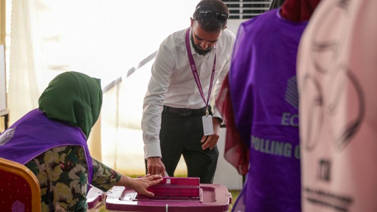 އިންތިހާބުގެ ދެވަނަ ބުރަށް ރީރަޖިސްޓްރީވުމަށް މާދަމާ ހުޅުވާލަނީ ވޯޓު ގުނުމުގެ މަސައްކަތް އިންތިހާބު އޮފިޝަލުން ކުރަނީ: