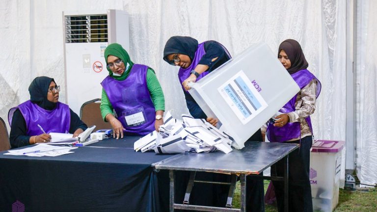 ވޯޓު ގުނުމުގެ މަސައްކަތް އިންތިހާބީ އޮފިޝަލުން ކުރަނީ: