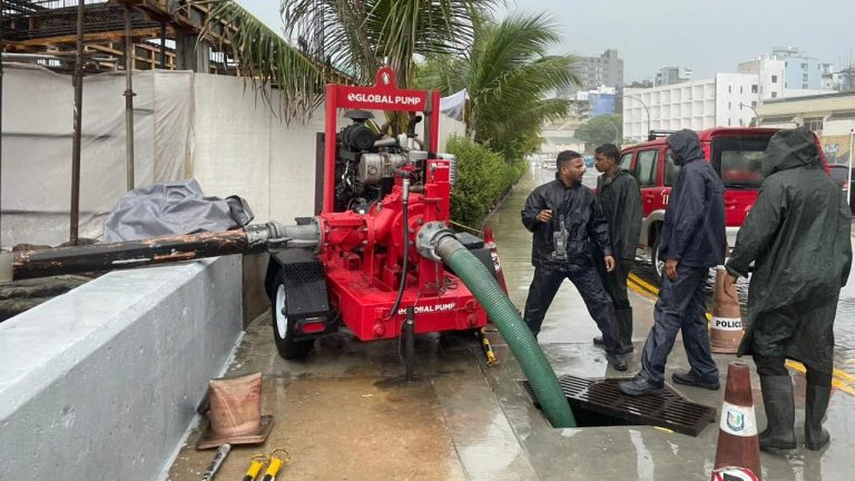 މާލޭގައި ފެންބޮޑުވުމުން ފެން ހިންދުމުގެ މަސައްކަތް ފަށައިފި މާލޭގެ މަގުތަކުގައި ހެދިފައިވާ ފެންގަނޑުތައް ކުޑަކުރުމަށްޓަކައި ސިފައިން ދަނީ ހަރަކާތްތެރިވަނީ