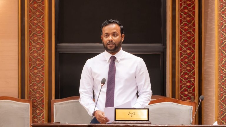ގަލޮޅު އުތުރު ދާއިރާގެ މެންބަރު މުޙައްމަދު އިބްރާހީމް، މިނިސްޓަރ އޮފް އިންފްރާސްޓްރަކްޗަރ، ހައުސިންގ އެންޑް އަރބަން ޑިވެލޮޕްމަންޓް ޑޮކްޓަރ ޢަބްދުﷲ މުއްޠަލިބްއާ ސުވާލުކުރެއްވުން