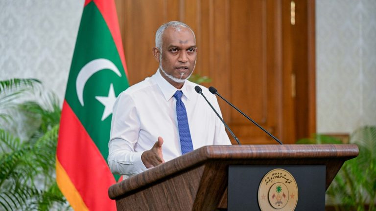 ރައީސް ޑރ. މުޙައްމަދު މުއިއްޒު ނޫސްވެރިންގެ ބައްދަލުވުމުގައި ވާހަކަފުޅުދައްކަވަނީ -- ފޮޓޯ: ރައީސް އޮފީސް