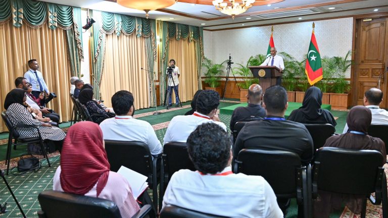 ރައީސް ޑރ. މުޙައްމަދު މުއިއްޒު ނޫސްވެރިންގެ ބައްދަލުވުމުގައި ވާހަކަފުޅުދައްކަވަނީ -- ފޮޓޯ: ރައީސް އޮފީސް