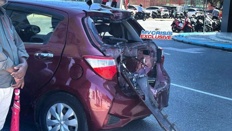 ބާރު ސްޕީޑްގައި ދުއްވި ސައިކަލެއް ކާރެއްގެ ފަހަތުގައި ޖެހި އެކްސިޑެންޓެއް ހިނގައިފި
