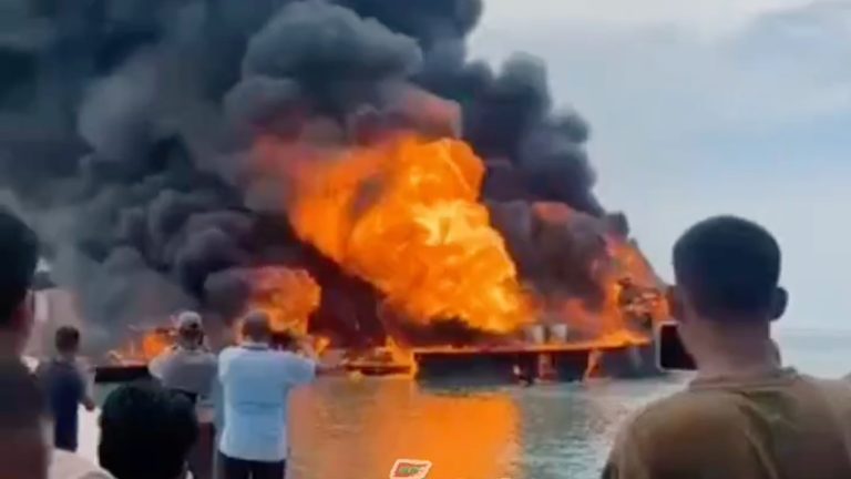 ފީއަލީ ބަނދަރުގައި އޮތް ތެޔޮ ބޯޓެއްގައި އަލިފާން ރޯވެއްޖެ