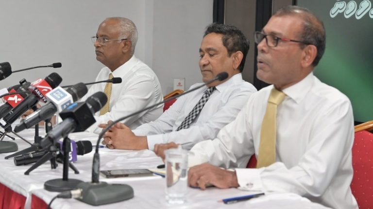 ތިން ރައީސުންގެ އިއްތިހާދުގެ މަސައްކަތް މަޑުޖެހިއްޖެ ކަމަށް ނަޝީދު ވިދާޅުވެއްޖެ ކުރީގެ ތިން ރައީސުން ބޭއްވި ނޫސްވެރިންގެ ބައްދަލުވުން-.