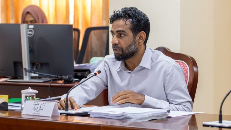 ކޯޓުތަކުގެ އިސްފަނޑިޔާރުން މަގާމުން ދުރުކުރުމުގެ ފުރިހަމަ ބާރު ޖޭއެސްސީއަށް ލިބޭ ގޮތަށް އާ ގަވާއިދަކަށް އަމަލުކުރަން ފަށައިފި ޖޭއެސްސީގެ ރައީސް ހުސްނީ މުބާރަކު