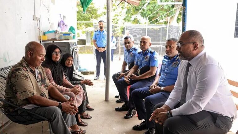 ކަނޑަށް ގެއްލުނު ފުލުސް އޮފިސަރު އަލީ ނާފިއުގެ މައިންބަފައިންނާއި ހޯމް މިނިސްޓަރު އަލީ އިހުސާނާއި ޕޮލިސް ކޮމިޝަނަރު އަހްމަދު މުހައްމަދު ބައްދަލުކުރައްވަނީ.-- ފޮޓޯ: ޕޮލިސް