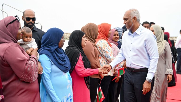 ރައީސްގެ ދެކަނބަލުން އުކުޅަހަށް ކުރެއްވި ދަތުރުފުޅު ނިންމަވާލެއްވުމަށްފަހު މާލެ ވަޑައިގެންފި ރައީސުލްޖުމްހޫރިއްޔާގެ ދެކަނބަލުން އުކުޅަހަށް ކުރެއްވި ދަތުރުފުޅު ނިންމަވާލައްވާ މާލެ ވަޑައިގަންނަވައިފި