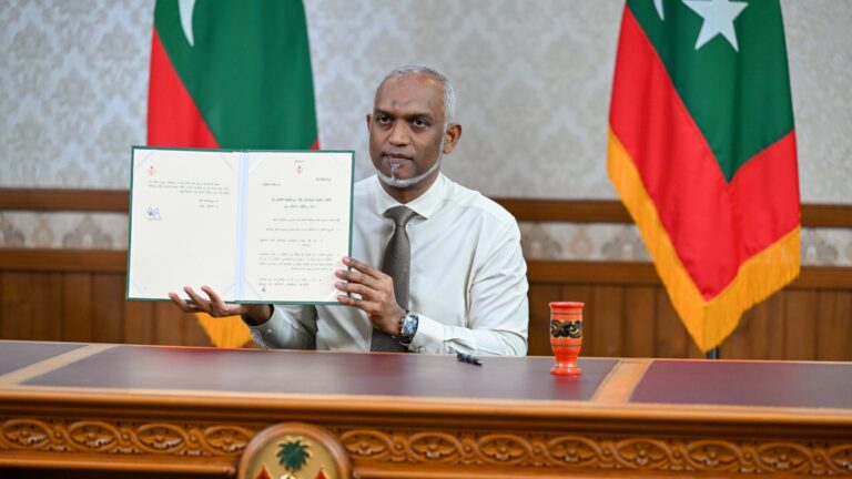 އަލަށް ފާސްކުރި ބިލްތައް ތަސްދީގުކުރެއްވުމަށް ރައީސް އޮފީހުގައި އޮތް ރަސްމިއްޔާތުގައި ރައީސް ޑރ. މުހައްމަދު މުއިއްޒު ބިލުގައި ސޮއިކުރެއްވުން