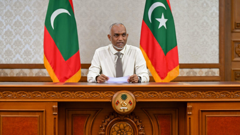 އަލަށް ފާސްކުރި ބިލްތައް ތަސްދީގުކުރެއްވުމަށް ރައީސް އޮފީހުގައި އޮތް ރަސްމިއްޔާތުގައި ރައީސް ޑރ. މުހައްމަދު މުއިއްޒު ނޫސްވެރިންނާ ބައްދަލުކުރައްވައި ވާޙަކަދައްކަވަނީ