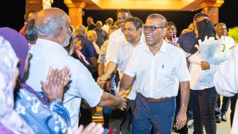 ކުރީގެ ރައީސް ނަޝީދާއި ޔާމީން ތިނަދޫ ސިޓީއަށް ވަޑައިގެންފި ކުރީގެ ރައީސް މުޙައްމަދު ނަޝީދު އަދި ކުރީގެ ރައީސް ޢަބްދުﷲ ޔާމީން ޢަބްދުލްޤައްޔޫމް ތިނަދޫސިޓީއަށް ވަޑައިގަތުމުން ތިނަދޫ ސިޓީއިން ހޫނު މަރުޙަބާއެއް