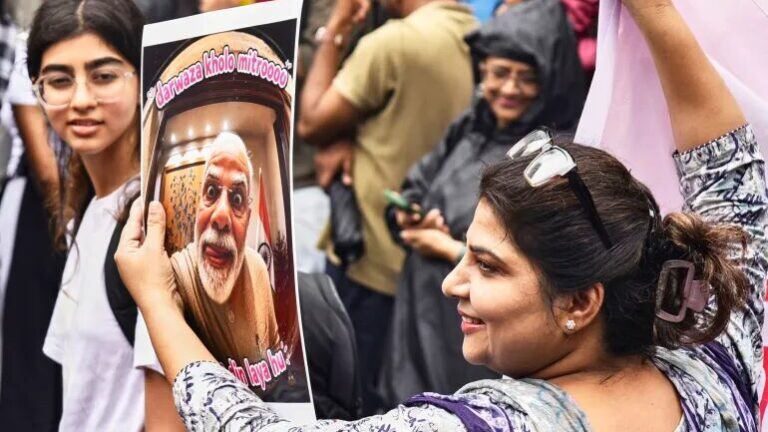 “ކޮކްރޯޗް” މުޒާހަރާތަކުގައި ފާޑުކީ ދަރިވަރުންނަށް މާފުކޮށްފިން: މޯދީ އިންޑިއާގެ ބޮޑުވަޒީރު ނަރެންދުރަ މޯދީއަށް ފާޑުކިޔައި މުޒާހަރާގައި ބޭނުންކުރި ބައެއް ޕޯސްޓަރުތައް