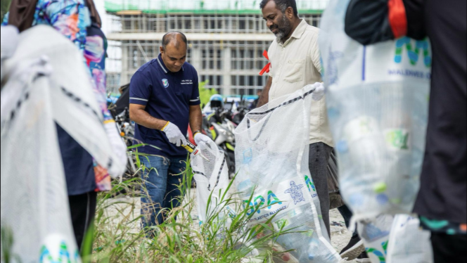 “މަދިރިން ރައްކާ” ކެމްޕޭނުގެ ދަށުން އަމާން ޓަވަރުތަކުން 670 ޓަނުގެ ކުނި ނަގައިފި