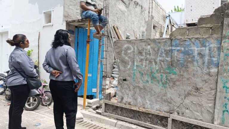ކާބޯތަކެތި ވިއްކާ ތަންތަނުގެ ހުއްދަތައް ބަލަން ފަށައިފި މާލޭ ސިޓީ ކައުންސިލްގެ ކޮމިއުނިޓީ އެންގޭޖްމެންޓް ޔުނިޓުގެ 2 މުވައްޒަފުން މަގުތައް ބަލަހައްޓަނީ