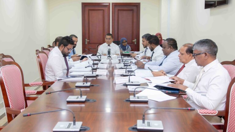 އެއް މައްސަލައެއްގައި އެއް ޕެޓިޝަނަށްވުރެ ގިނަ ޕެޓިޝަން ހުށަހެޅޭގޮތަށް މަޖިލީހުގެ ގަވާއިދު އިސްލާޙުކުރަން ފާސްކޮށްފި ރައްޔިތުންގެ މަޖިލީހުގެ ގަވާއިދުގެ 1-257 ވަނަ މާއްދާގެ (ޅ) އަށް ހުށަހަޅުއްވާފައިވާ އިޞްލާޙު، ރައްޔިތުންގެ މަޖިލީހުގެ ޢާންމު ކޮމިޓީއިން ދިރާސާކުރުން