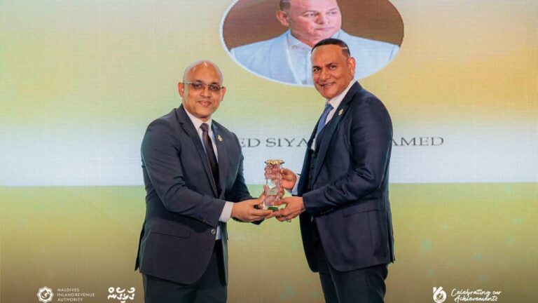 ދައުލަތަށް އެންމެ ގިނައިން ޓެކްސް ދެއްކި 20 ފަރާތަކަށް މީރާއިން “ރަންލާރި” އެވޯޑް ދީފި އެންމެ ގިނައިން ދައުލަތައް ޓެކްސް ދެއްކި ފަރާތްތަކަށް ރަން ލާރި އެވޯޑް ދިނުމަށް ބޭއްވި ރަސްމިއްޔާތުގެ ތެރެއިން މަޝްހޫރު ވިޔަފާރިވެރިޔާ އަހުމަދު ސިޔާމް (ސަން ސިޔާމް)އަށް އެވޯޑް އެރުވުން