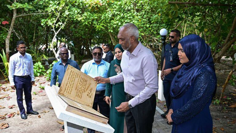ބޮޑުތަކުރުފާނުގެ ޖިހާދުގެ ތާރީހު ކިޔައިދޭ “ވާހަކަ ވައު” ރައީސް މުޢިއްޒު ހުޅުއްވައިދެއްވައިފި ބޮޑުތަކުރުފާނުގެ ޖިހާދުގެ ތާރީހު ކިޔައިދޭ "ވާހަކަ ވައު" ރައީސް މުޢިއްޒު ހުޅުއްވައިދެއްވުން
