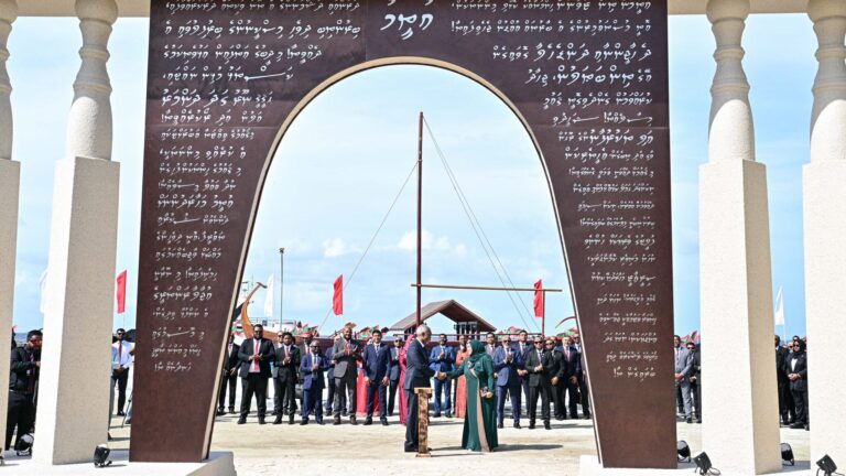 އުތީމުގައި ބޭއްވި ގައުމީ ދުވަހުގެ ރަސްމީ ހަރަކާތްތަކަށްފަހު ރައީސްގެ ދެކަނބަލުން މާލެ ވަޑައިގެންފި ރައީސް މުއިއްޒު އުތީމަށް ކުރެއްވި ދަތުރުފުޅުގެ ތެރެއިން