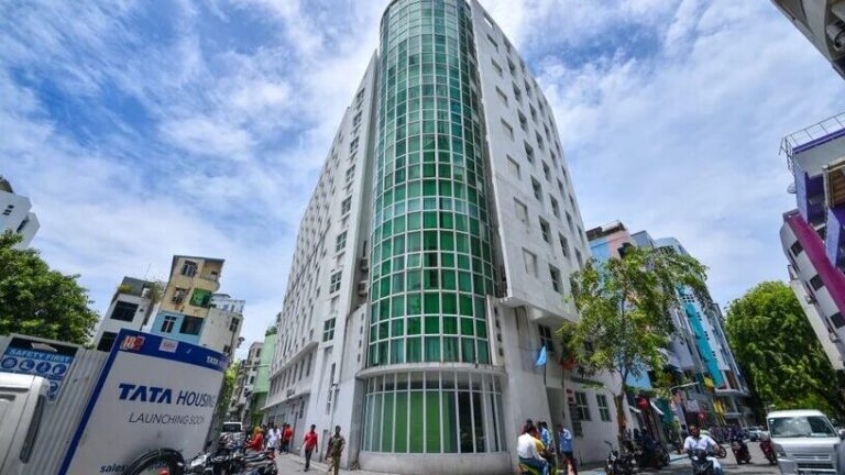 ދުންފަތާ ދެކޮޅަށް މަސައްކަތްކުރާ ޖަމިއްޔާތަކަށް 3 މިލިއަން ރުފިޔާގެ އެހީ ދިނުމުގެ އުސޫލު އާންމުކޮށްފި ރޯޝަނީ ބިލްޑިންފ-- ފޮޓޯ: މިހާރު