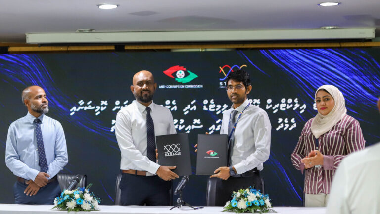 ކޮރަޕްޝަން ހުއްޓުވުމަށާއި ނަޒާހަތްތެރިކަން އިތުރުކުރުމަށް އޭސީސީއާއި ސްޓެލްކޯއާ ދެމެދު ފަހުމުނާމާއެއްގައި ސޮއިކޮށްފި އޭސީސާއާއި ސްޓެލްކޯއިން ފަހުމުނާމާގައި ސޮއިކުރުން: ސްޓެލްކޯގައި އެންޓި-ކޮރަޕްޝަން ޕޮލިސީތައް ގާއިމްކުރަން ހަމަޖެހިފައިވޭ -- ފޮޓޯ/ އޭސީސީ