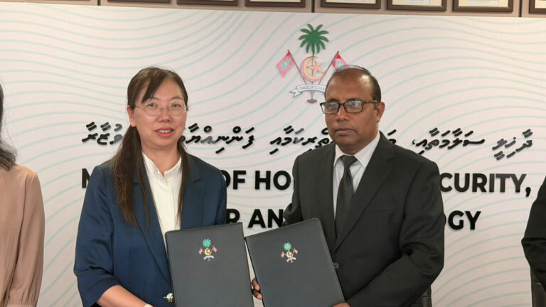 ޑްރަގް ފަރުވާގެ ނިޒާމު އިތުރަށް ހަރުދަނާކުރަން އޭއައިގެ އެހީ ހޯދަން އެއްބަސްވުމެއްގައި ސޮއިކޮށްފި ޑްރަގް ފަރުވާގެ ނިޒާމު އިތުރަށް ހަރުދަނާކުރަން އޭއައިގެ އެހީ ހޯދަން އެއްބަސްވުމެއްގައި ސޮއިކޮށްފި
